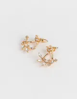 Par de aros pasantes dorados con forma de ramillete con perlas y strass.