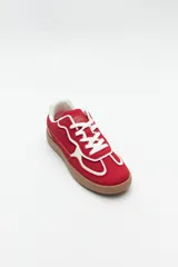 Zapatillas urbanas de gamuza color beige, blanco y verde, con recortes en símil cuero y suela de goma marrón de 2,5 cm de altura.