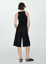 Musculosa negra de canalé con cuello redondo y corte ajustado.