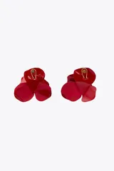 Par de aros metálicos con forma de flor en relieve color rojo. Cierre con tuerca y clip.