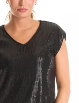 Blusa de lentejuelas color gris, marca Ninety, con escote en V y forro interno a tono. Sin mangas.