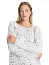 Buzo de chenille jaspeado en tonos grises y blancos, con escote bote, manga larga y ruedo con aberturas laterales.