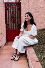 Sandalias chatitas con tiras de cuero sintético con estampado animal print en tonos marrones y verdes.