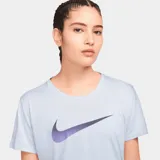Remera deportiva Nike One Dri-Fit Swoosh Hbr para mujer, color lila con logo Swoosh estampado en el frente.