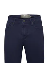 Pantalón de jean azul marino, de corte recto, con bolsillos laterales y traseros. Se ajusta a la cintura con broche y cierre.