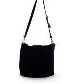 Cartera tipo hobo de cuero color marrón oscuro con acabado metalizado. Tiene correa de hombro corta y correa bandolera larga regulable.