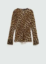 Blusa de poliéster con estampado animal print, corte recto, cuello redondo y mangas largas.