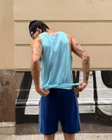 Musculosa negra con cuello redondo y sin mangas. Estampado frontal con el logo Umbro en blanco con textura geométrica.