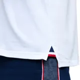 Remera polo azul marino con cuello clásico y puños con detalles tricolor (blanco, rojo y azul). Presenta logo de la marca Umbro bordado en blanco y escudo del Club Nacional de Football bordado en el pecho. Fabricada en tejido suave y respirable.