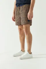 Short de baño estampado con cintura elástica ajustable con cordón, dos bolsillos laterales y uno trasero. Confeccionado en tela ligera de secado rápido y logo bordado.