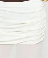 Pollera larga de microtul color crudo, con cintura alta fruncida y abertura lateral.