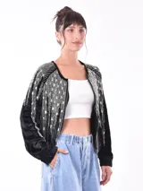 Campera negra de terciopelo con cierre frontal y apliques de lentejuelas plateadas.