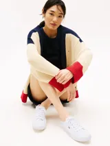 Zapatillas Tommy Hilfiger blancas de lona, con suela de goma vulcanizada, talón metalizado color dorado y logo de la marca bordado en el lateral.