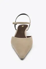 Zapato destalonado color beige de ante, con punta fina, pulsera al tobillo con hebilla y tacón kitten.