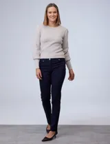 Pantalón de gabardina elastizada color marrón claro, marca Zac & Rachel, corte slim, con pretina con pasadores, botón y cierre. Delantera con tres bolsillos y trasera con bolsillos ojal.