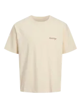 Camiseta color crema de manga corta y cuello redondo con calce holgado. Estampa frontal con el texto "Jack & Jones Creative Dept." en color bordó.