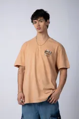 Remera gris con efecto acid wash, corte holgado y estampa frontal con una mano sosteniendo el mundo VCP.