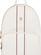 Mochila blanca de nailon con diseño curvo, cierre de cremallera, asa superior y correas ajustables. Tiene un compartimento principal, un bolsillo interior abierto y un bolsillo exterior con cremallera. Incluye el logo de Tommy Hilfiger en dorado en el frente.