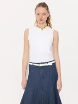 Musculosa blanca de algodón con cuello redondo y corte ajustado.