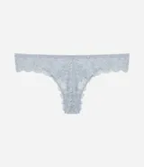 Bombacha bikini hilo color rosa con encaje floral y moña en la cintura.