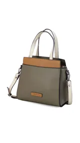 Cartera color beige con doble asa corta y correa larga extraíble. Tiene un bolsillo principal con cierre y varios bolsillos interiores.