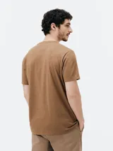 Camiseta manga corta color borgoña con cuello en V.