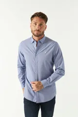 Camisa de hombre a rayas verticales azules y blancas, corte slim fit, con logo bordado en el pecho.