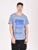 Remera verde grisáceo con estampa azul de una máquina de café y la frase "Espresso Club. Fresh start your day".