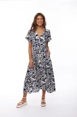 Vestido midi con estampado floral en tonos azul marino y blanco, escote en V, mangas cortas y falda acampanada con cinturón ajustable.