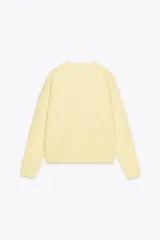 Jersey color amarillo pastel de punto liso, con cuello redondo y manga larga.