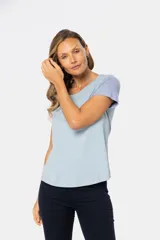 Remera de manga corta y cuello redondo, con bloque de color: cuerpo color crema, manga derecha color rosa y manga izquierda color celeste.