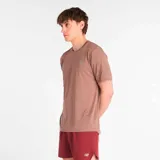 Remera deportiva New Balance, color marrón con logo plateado en el pecho.