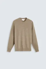 Jersey de hombre regular fit tejido en hilatura de lana cashmere color beige. Cuello redondo y manga larga.