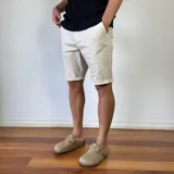 Bermuda color beige de gabardina con bolsillos laterales y traseros.