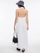 Vestido largo sin mangas confeccionado en lino, color azul, con cuello camisero y espalda descubierta con ajuste regulable.