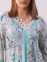 Blusa estampada marca Ruby Rd con aplique de crochet en el escote y mangas 3/4 amplias.