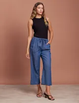 Musculosa en modal elastizado, marca Tahari, color blanco. Cuello a la base.