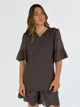 Blusa marrón con mangas cortas con volados de gasa.