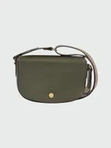 Bandolera Longchamp modelo Épure, color verde oliva, con correa de tela ajustable y cierre con botón a presión.