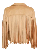 Chaqueta corta color camel con flecos en mangas y pecho, cuello clásico y cierre frontal con broches.