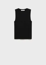 Top blanco de tejido de punto fino, sin mangas, cuello redondo y diseño entallado.