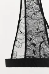 Bralette triangular negro de encaje floral, con tirantes anchos y cierre trasero con ganchos metálicos.