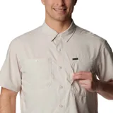 Camisa de manga corta azul marino, con cuello clásico, cierre frontal con botones, dos bolsillos en el pecho con cierre de botón y ventilación en la espalda.