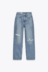 Pantalón de jean celeste de tiro alto, corte mom fit, largo regular y roturas en las rodillas.