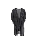 Kimono de encaje sintético calado color negro, de calce suelto y fluido, con ruedo recto y caída liviana.