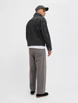 Jean de calce baggy de tiro alto, color gris. Diseño clásico de cinco bolsillos y cierre con botones. Pierna ancha desde el muslo hasta el ruedo para un fit relajado y actual. Lavado suave para mayor comodidad y acabado limpio. Marca Jack & Jones.