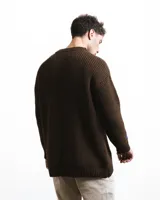 Sweater marrón de lana Corriedale sin teñir, con cuello redondo y corte holgado.