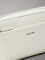 Cartera tipo bandolera rectangular de color blanco, con bolsillo exterior frontal y cierre de cremallera. Presenta herrajes metálicos plateados y dos correas desmontables: una fina y ajustable, y otra ancha con logo bordado.