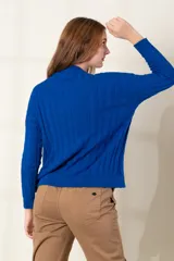 Sweater de punto trenzado, color azul, confeccionado en 100% algodón.