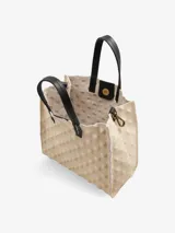 Cartera de cuero color marrón con textura en relieve, doble asa corta negra y correa larga negra desmontable. Incluye un mini neceser desmontable en su interior.